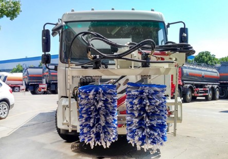 多功能灑水車(chē)-東風(fēng)天錦護(hù)欄清洗灑水車(chē)